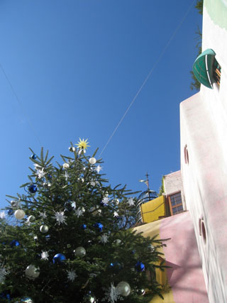 青空とクリスマスツリー